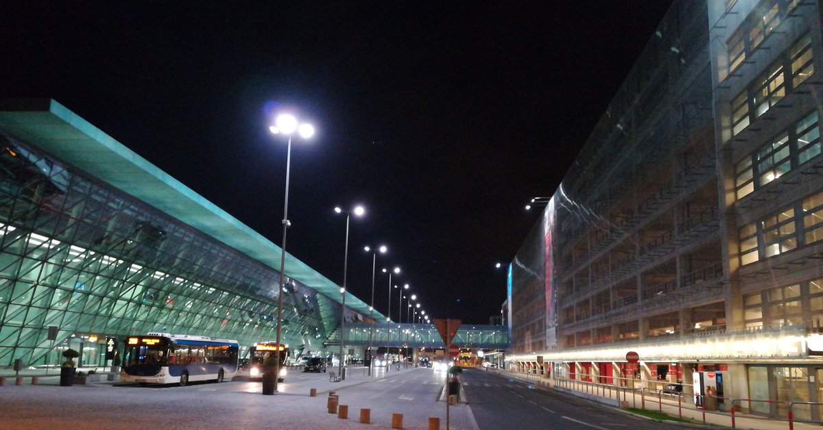 Niskie chmury paraliżują Kraków Airport – masowe przekierowania do Katowic - Onet