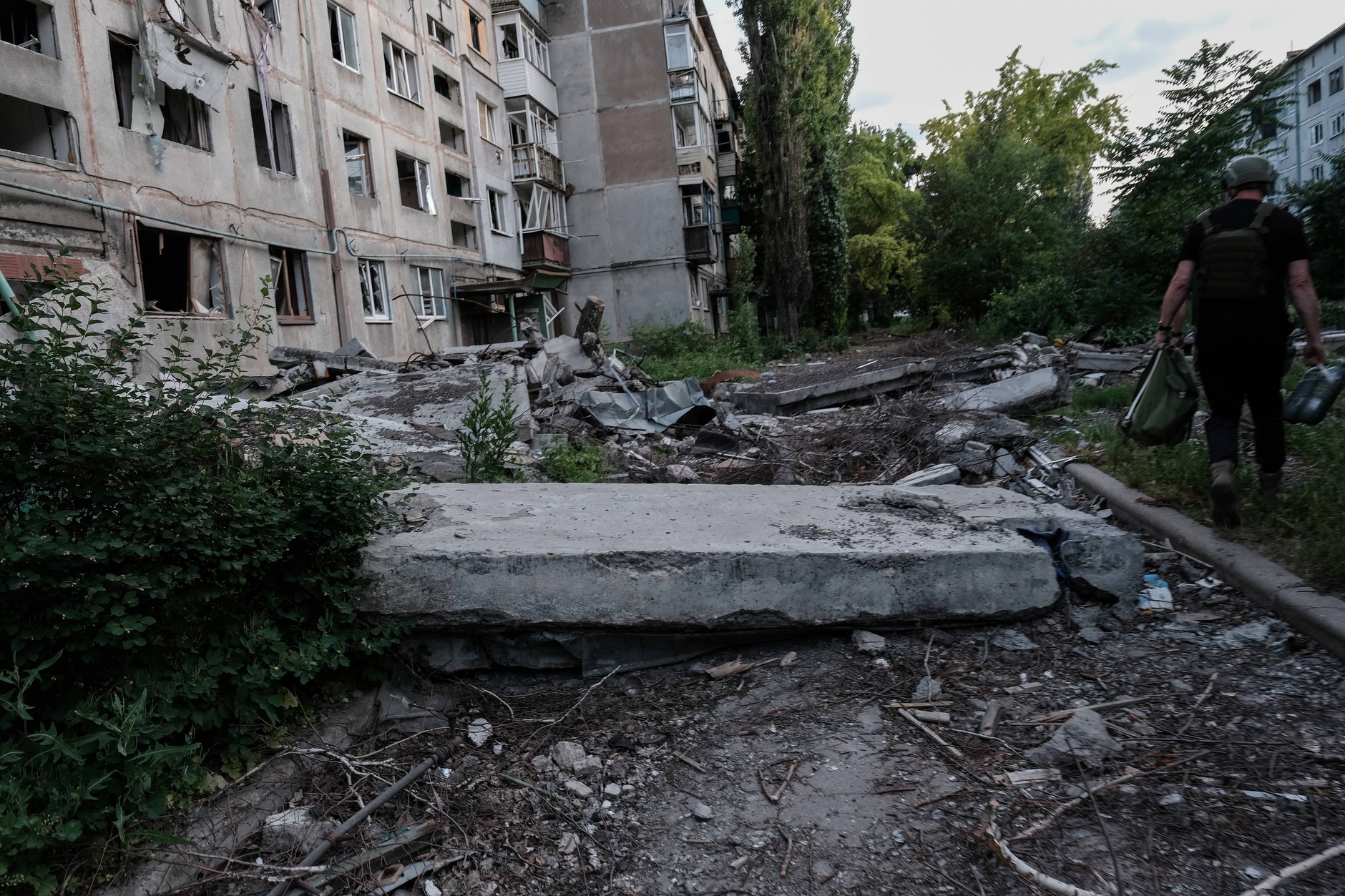 Zbombardowana ulica w ukraińskim mieście Myrnohrad na linii frontu w Pokrowsku, 11 czerwca 2025 r.