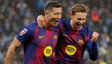 Robert Lewandowski i Frenkie de Jong z FC Barcelony cieszą się po zdobyciu bramki.