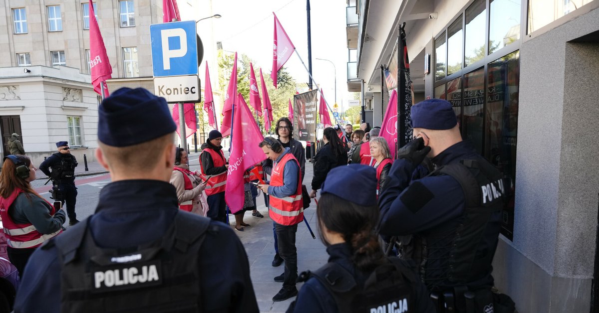 Atak kwasem masłowym pod kliniką aborcyjną w Warszawie. Zatrzymano ojca i syna - Onet