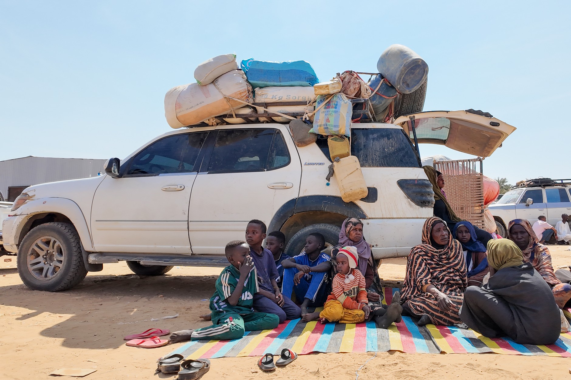 Cywile, którzy uciekli z Al-Faszir po zdobyciu miasta przez RSF, koczują w mieście Al Dabba w północnym Sudanie