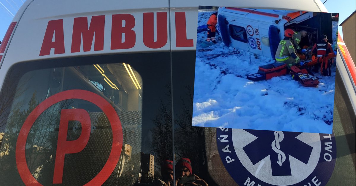 Karetka z pacjentami uderzyła w drzewo. Nie żyje kierowca [WIDEO] - Onet