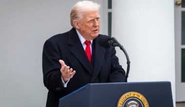 Donald Trump przemawia przy mównicy.