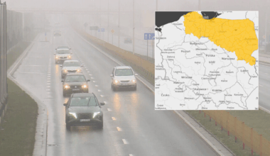 Droga w mglisty dzień z samochodami oraz mapa Polski z zaznaczonymi obszarami ostrzeżeń meteorologicznych przed opadami marznącymi.