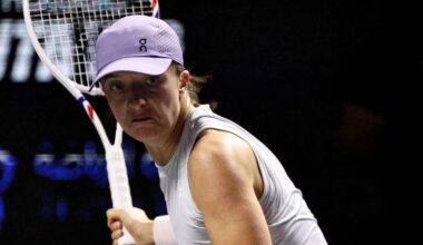 Iga Świątek uderza piłkę podczas meczu tenisowego