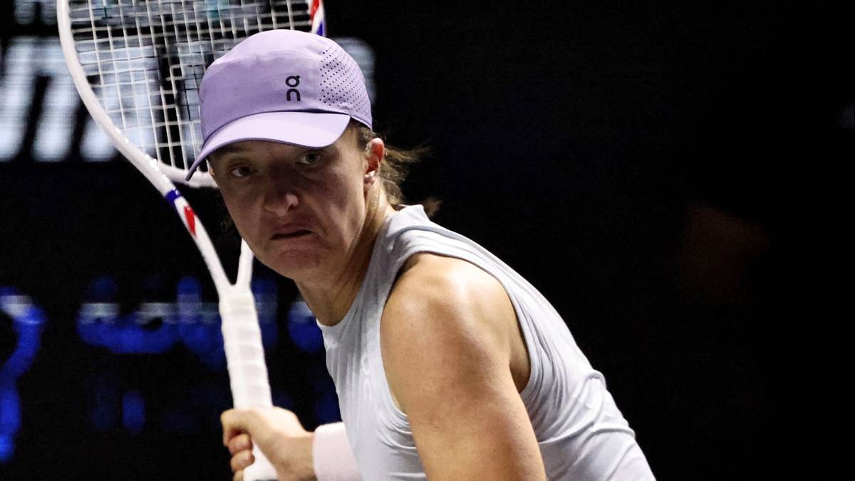 Iga Świątek uderza piłkę podczas meczu tenisowego