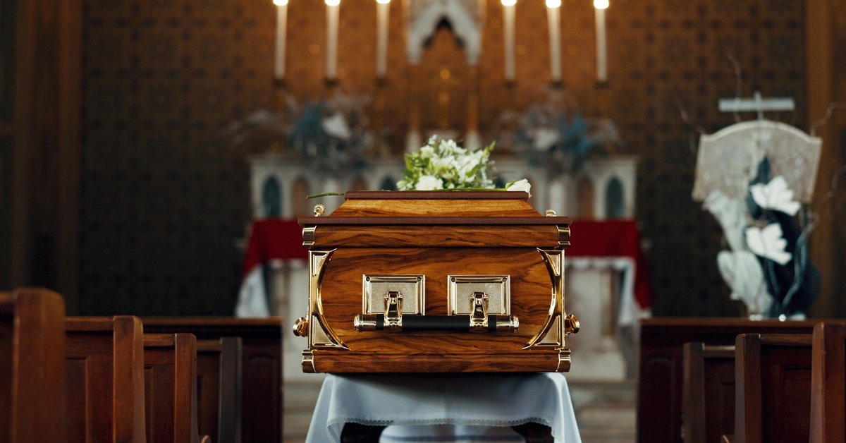 Nietypowe sceny podczas pogrzebu. Policja wyniosła z kościoła trumnę z ciałem 66-latka - Onet
