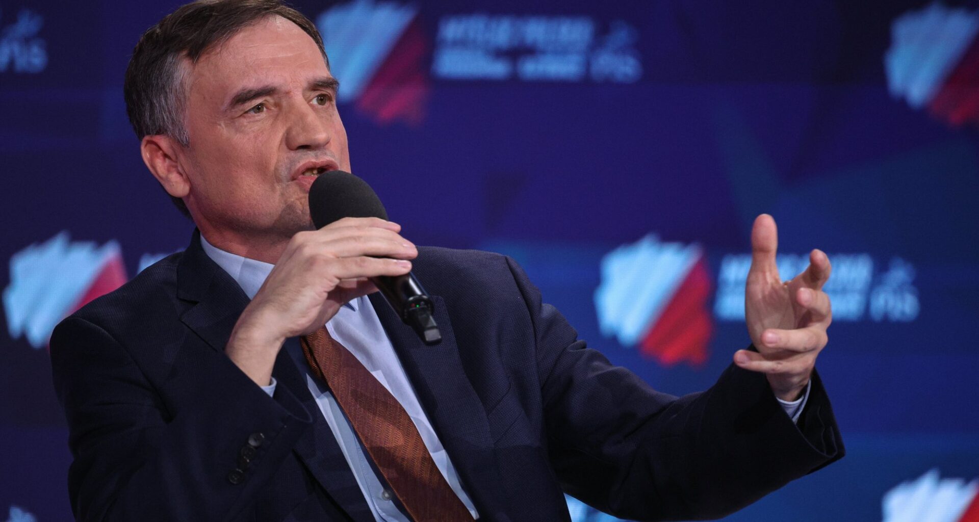 Niedoszłe męczeństwo Zbigniewa Ziobry. Budapeszt znów zaszkodzi PiS.