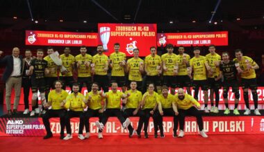 Drużyna siatkarzy Bogdanki LUK Lublin w żółtych strojach na podium z pucharem po wygranym meczu AL-KO Superpucharu Polski.