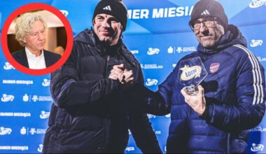 Dwóch trenerów piłkarskich, z których jeden trzyma statuetkę, podczas ceremonii.