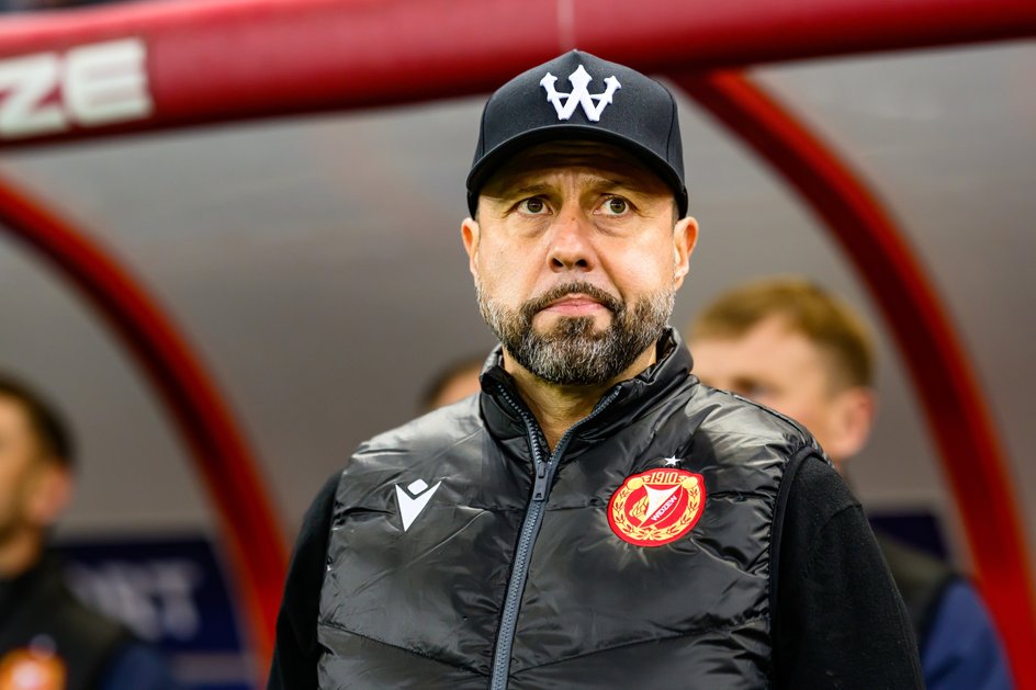 Trener Igor Jovicević podczas meczu z Legią