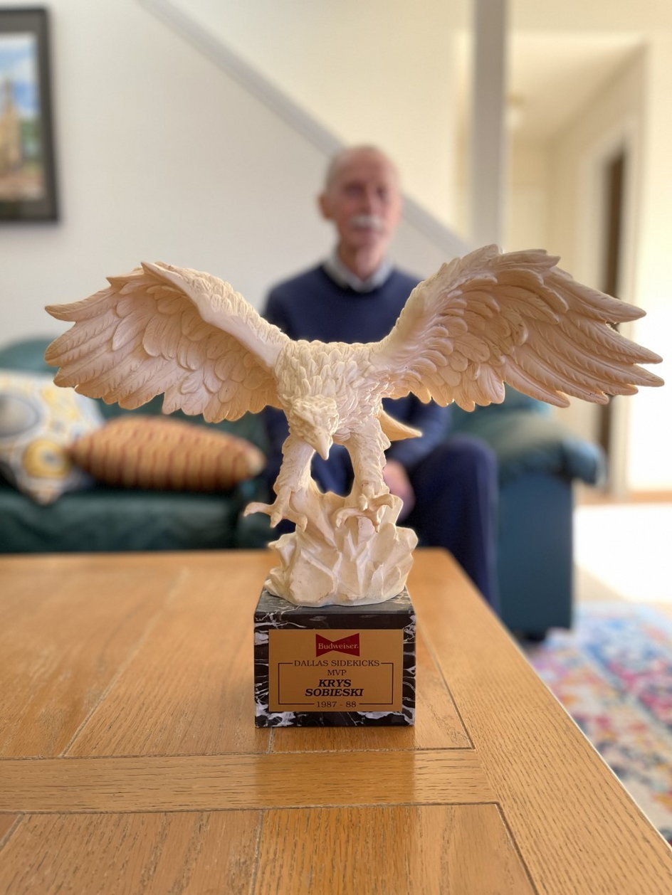 Trofeum dla MVP ligi MISL Krzysztofa Sobieskiego z Dallas Sidekicks