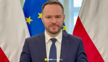 Zdjął krzyż ze ściany urzędu. Sąd wydał wyrok w sprawie wojewody - Onet Wiadomości