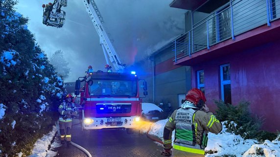 Gigantyczny pożar hali w Skawinie. Słup dymu nad miastem