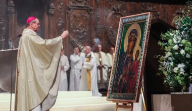 Marta Nawrocka podczas uroczystości otwarcia Kaplicy Polskiej w Katedrze Notre Dame w Paryżu