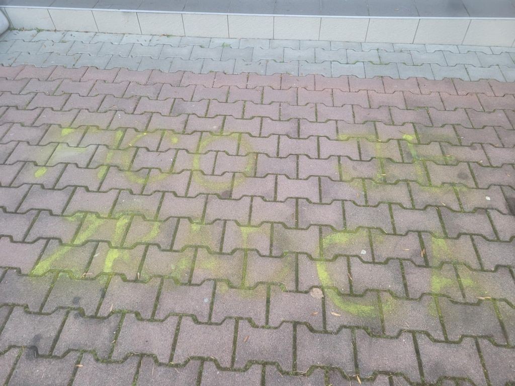 Napis "Fico jest zdrajcą" zrobiony sprejem na chodniku przed szkołą w Popradzie