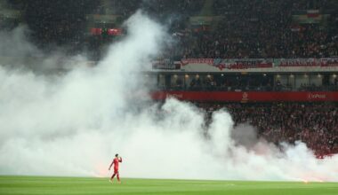 Skandal na meczu z Holandią. Race na murawie, mecz przerwany - sport.tvp.pl