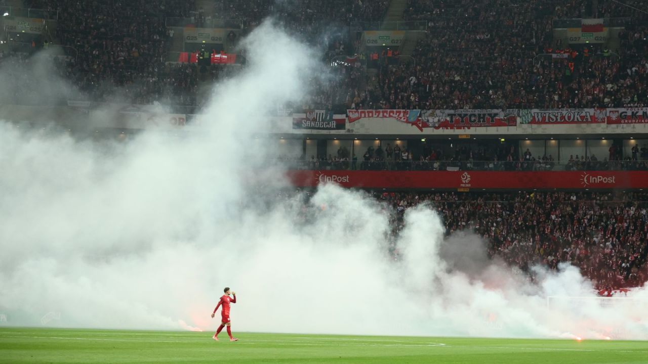 Skandal na meczu z Holandią. Race na murawie, mecz przerwany - sport.tvp.pl
