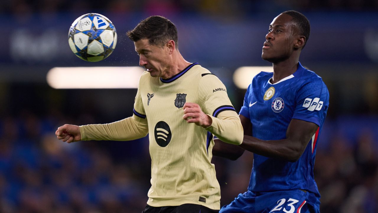 Liga Mistrzów: Chelsea dała Barcelonie lekcję futbolu. Robert Lewandowski bezradny [WIDEO] - sport.tvp.pl