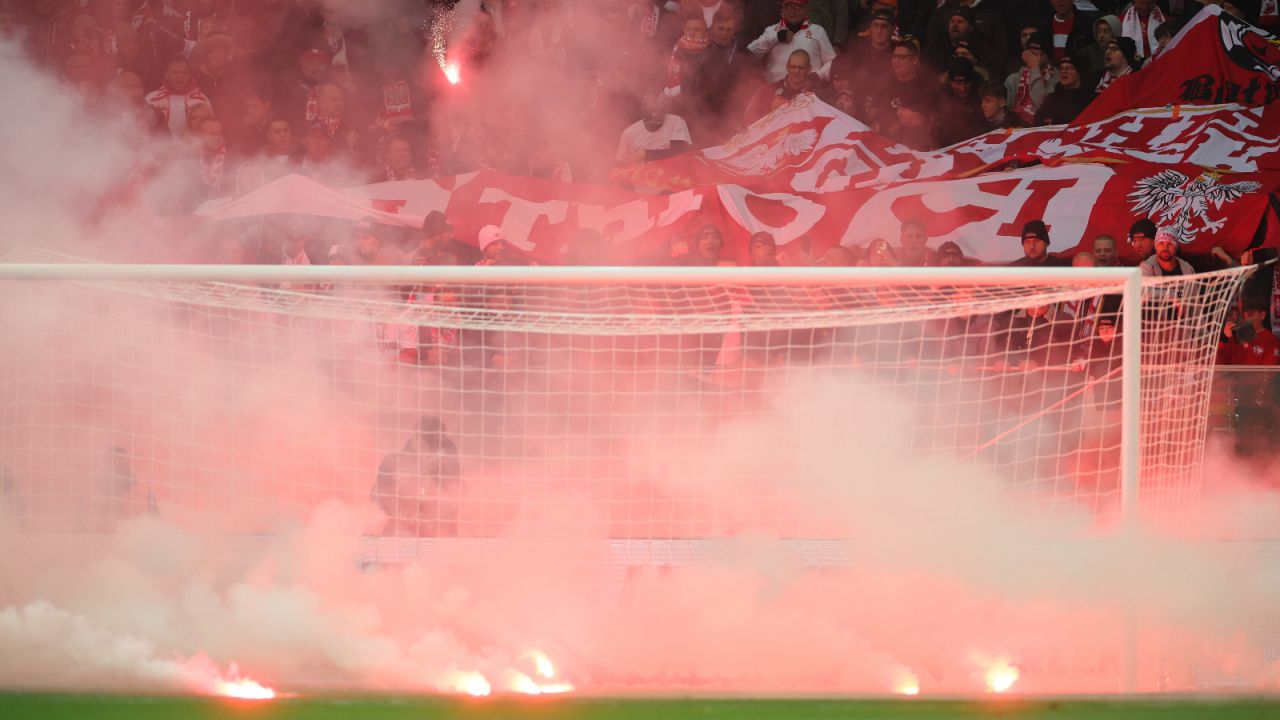 Polski Związek Piłki Nożnej wydał komunikat w sprawie rac rzuconych na murawę PGE Narodowego - sport.tvp.pl