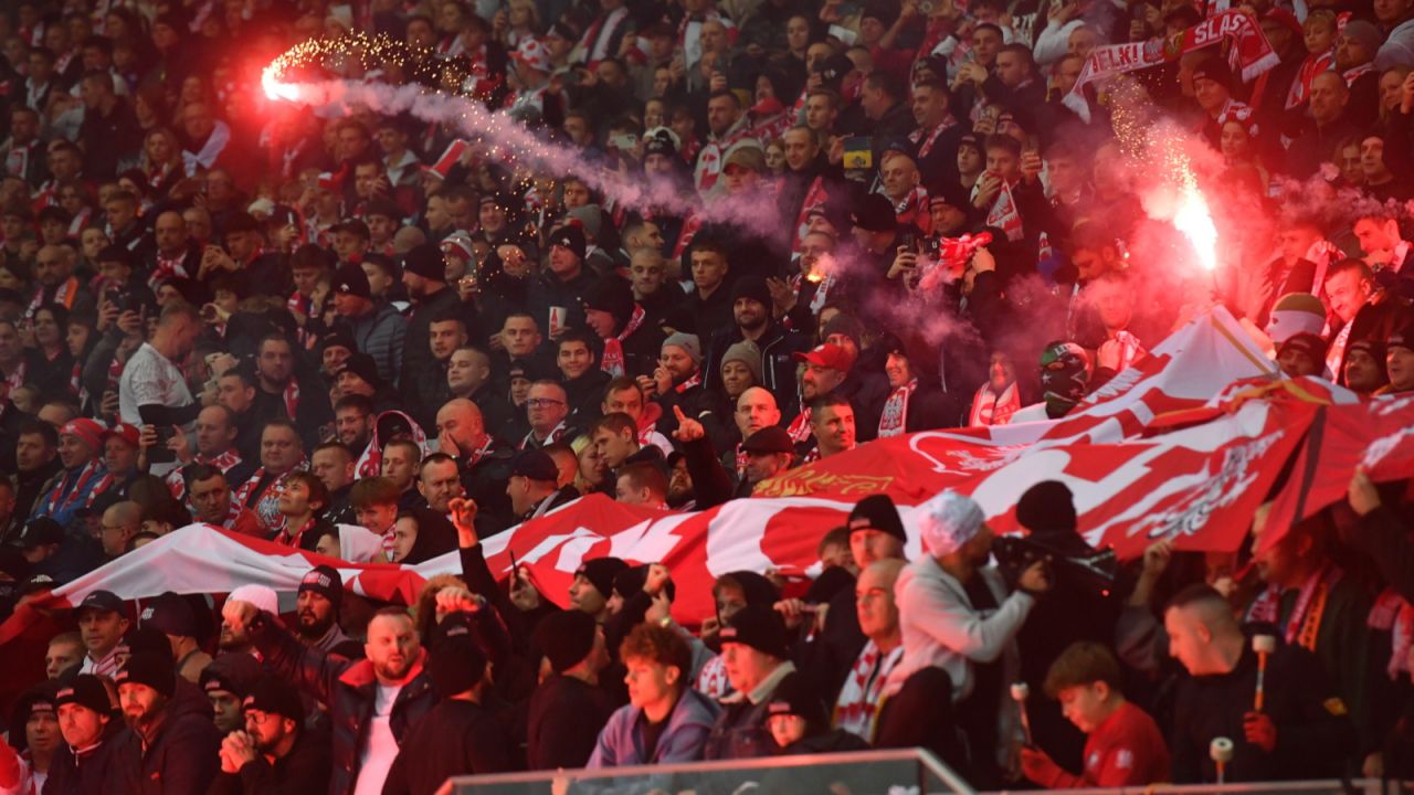 Rzucone race i zablokowana oprawa podczas meczu reprezentacji Polski. Policja zabrała głos - sport.tvp.pl
