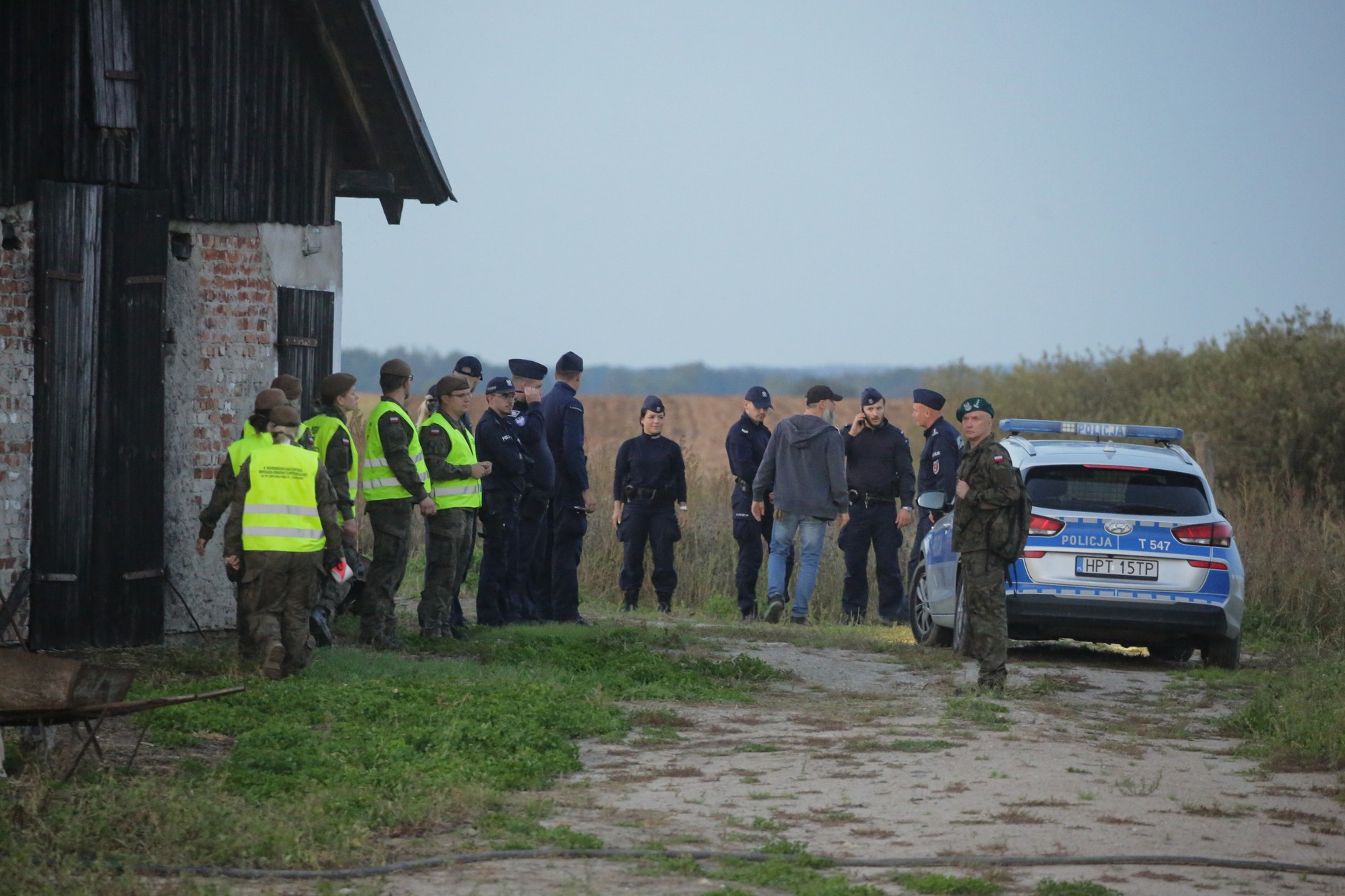 Służby w miejscu znalezienia rosyjskiego drona w miejscowości Korsze, Polska, 20 września 2025 r.