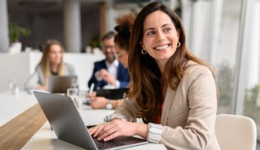 Trzy najlepsze laptopy do pracy biurowej – cały dzień na jednym ładowaniu. Które miejsce ma Macbook?