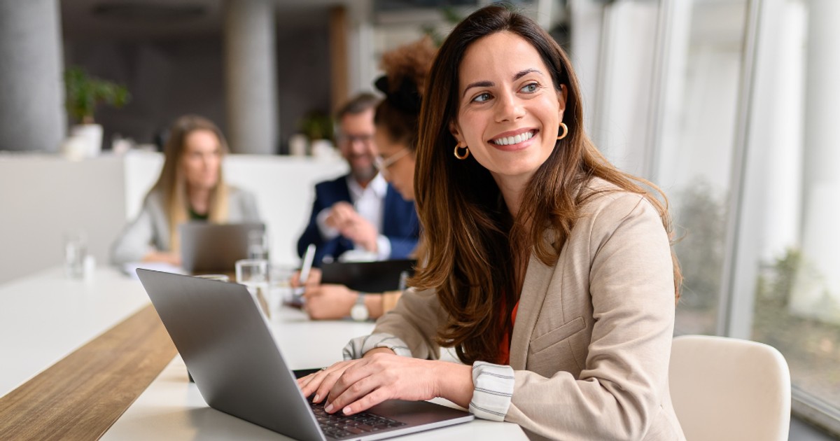 Trzy najlepsze laptopy do pracy biurowej – cały dzień na jednym ładowaniu. Które miejsce ma Macbook?