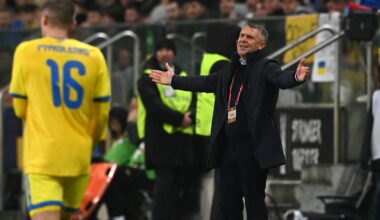 Trener Serhij Rebrow macha rękami w kierunku zawodnika reprezentacji Ukrainy.