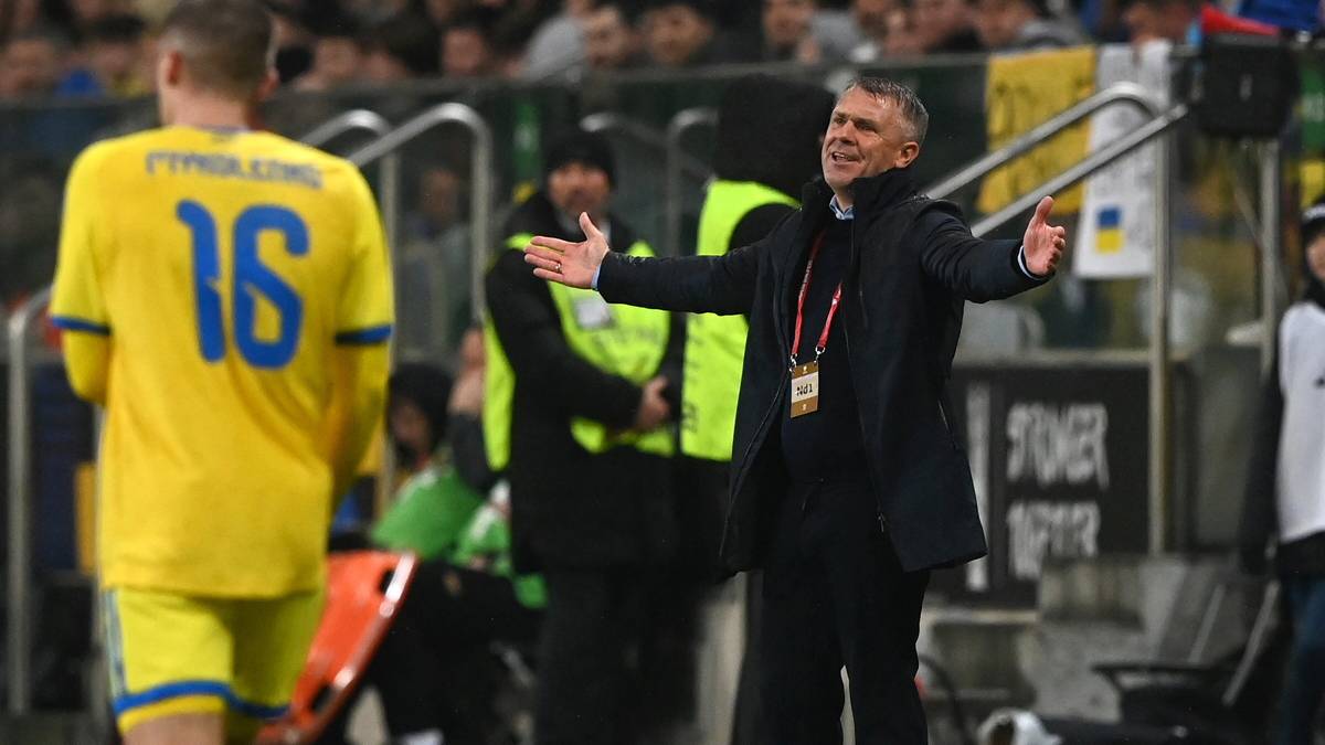 Trener Serhij Rebrow macha rękami w kierunku zawodnika reprezentacji Ukrainy.