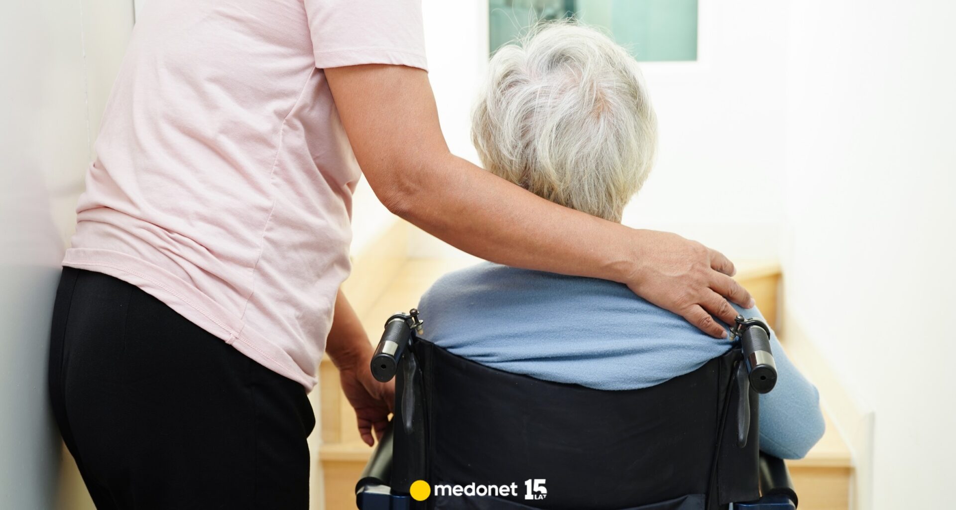 Nawet 10 tys. zł za miesiąc w domu opieki. Alternatywa to "kanapkowa" starość