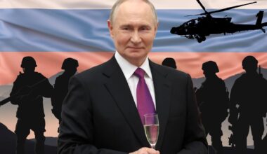 Władimir Putin podczas ceremonii wręczenia nagród z okazji Dnia Jedności Narodowej. Moskwa, Rosja, 4 listopada 2025 r. W tle sylwetki żołnierzy i flaga Rosji [zdjęcie ilustracyjne]