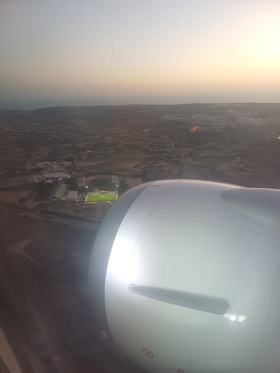 Widok z samolotu na stadion Ta' Qali Stadium, arenę poniedziałkowego meczu Malta - Polska