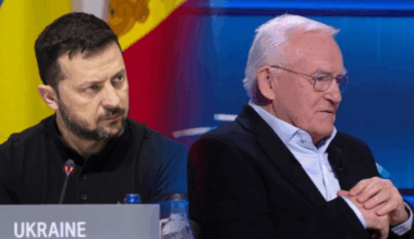 Wołodymyr Zełenski i Bronisław Komorowski na tle flagi Ukrainy i studia telewizyjnego.