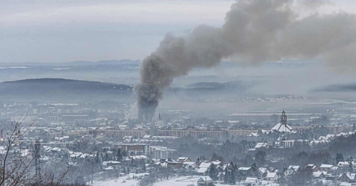 Gigantyczny pożar hali w Skawinie. Słup dymu nad miastem