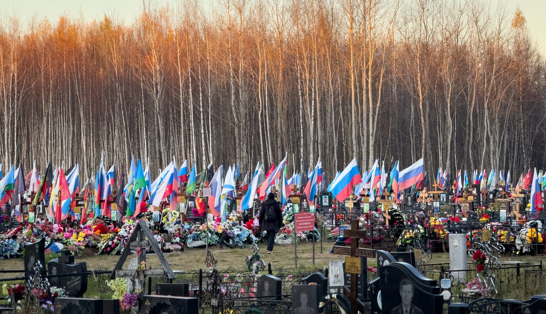 Cmentarz poległych żołnierzy walczących dla rosyjskiej armii. Kostroma, Rosja. 20 października 2025 r.