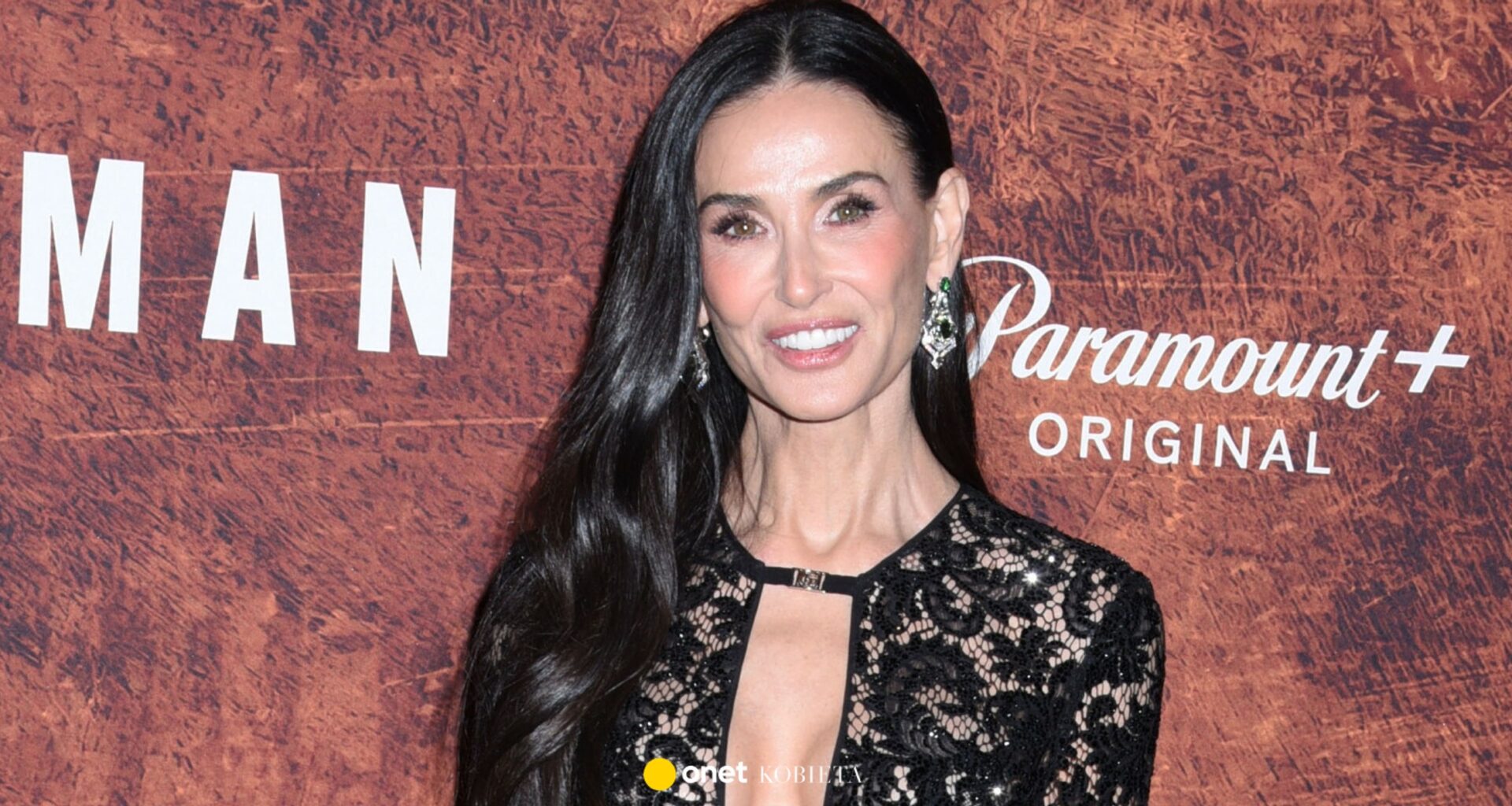 Demi Moore błyszczy na czerwonym dywanie w koronkowej kreacji - Kobieta Onet
