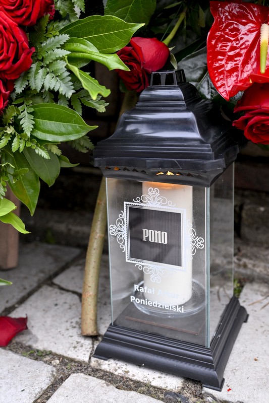 Grób rapera Pono chwilę po pogrzebie