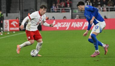 Dwóch piłkarzy podczas meczu piłki nożnej, jeden w stroju Polski, drugi w stroju Włoch, walczy o piłkę.