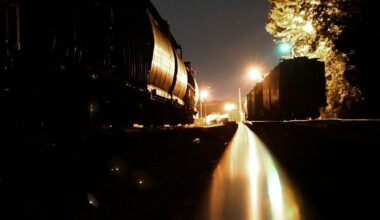 Młody mężczyzna miał wtargnąć pod pociąg. Zginął na miejscu