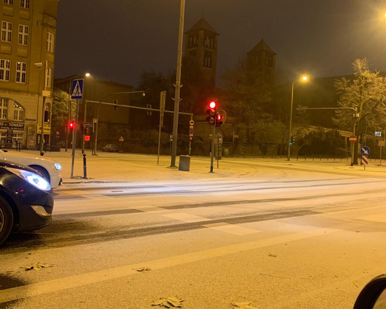 Cały Poznań biały. "Wszędzie ślisko i niebezpiecznie"