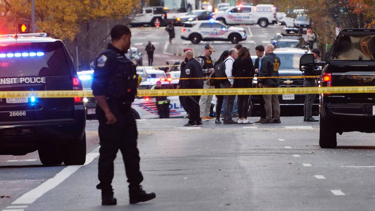 Policjanci zabezpieczają miejsce zdarzenia po strzelaninie w Waszyngtonie, widoczne radiowozy i taśma policyjna.