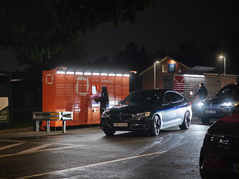 Automaty do odbioru paczek zdobywają coraz większą popularność na Litwie