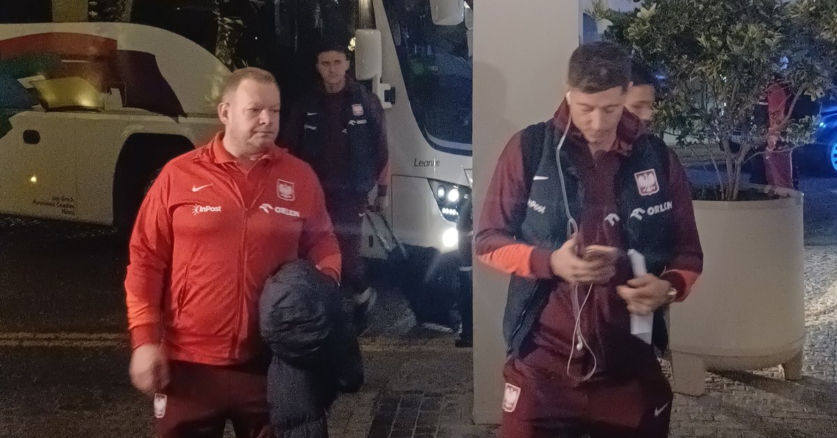 Kibice w koszulkach Lamine'a Yamala odprowadzają wzrokiem Roberta Lewandowskiego