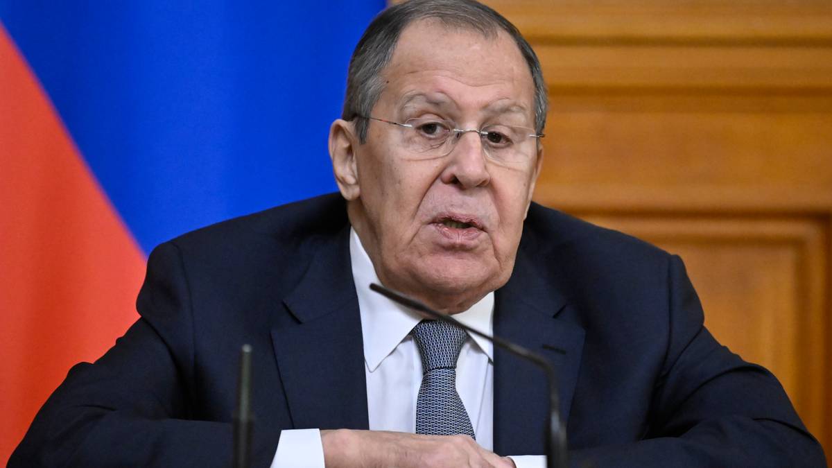 Siergiej Ławrow, minister spraw zagranicznych Rosji, siedzi przy stole, mówi do mikrofonu.