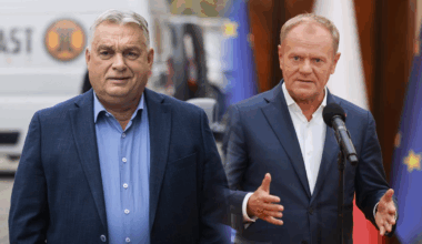 Zdjęcie przedstawia premiera Węgier Viktora Orbana oraz premiera Polski Donalda Tuska.