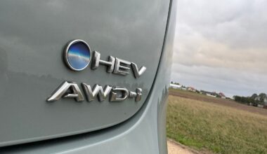 Najpopularniejszy SUV Polaków potaniał. Spala tylko 2,7 litra i jest hybrydą