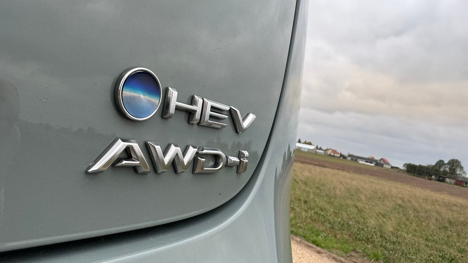 Najpopularniejszy SUV Polaków potaniał. Spala tylko 2,7 litra i jest hybrydą