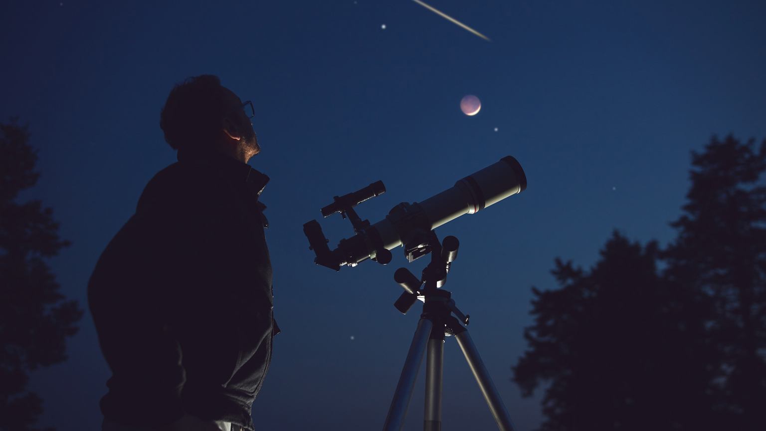 Koniunkcja Księżyca, Saturna i Neptuna pojawi się na niebie już w ten weekend. Warto spojrzeć w niebo