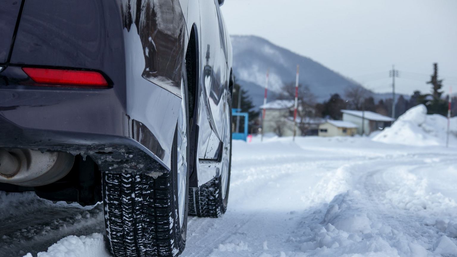 Czy warto założyć opony 'na odwrót'? Wyniki tego testu wszystkich zaskoczyły